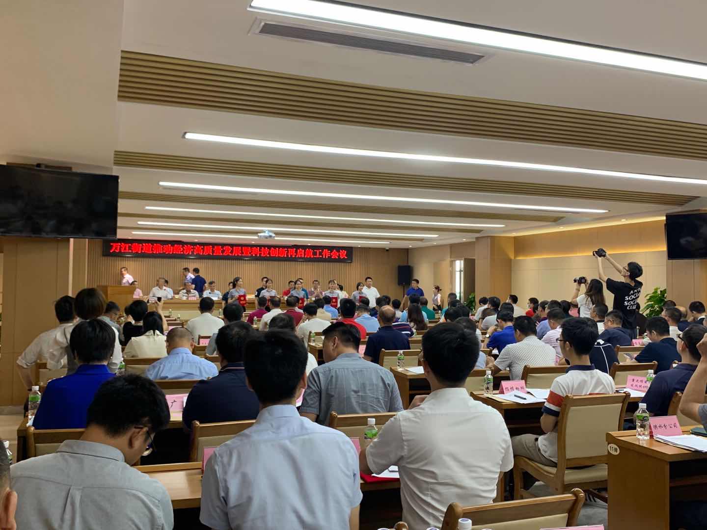凝心聚力，勇于创新！东莞广发体育app下载科技喜获东莞万江区政府三项奖励
